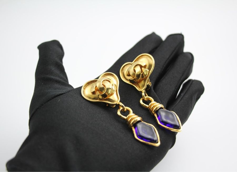 Chanel Vintage 95P Blue Gripoix & Gold Plated Heart Clip-on Earrings-10