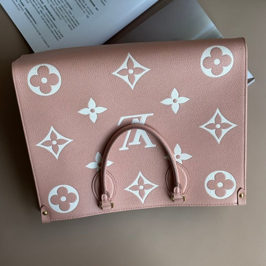 限定款 ::LOUIS VUITTON:: LV M46286 OnTheGo玫瑰粉色皮革奶油白壓紋手提肩背托特包MM-1
