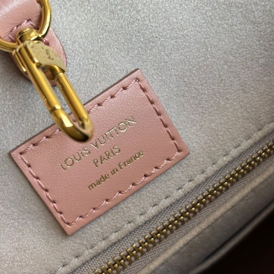 限定款 ::LOUIS VUITTON:: LV M46286 OnTheGo玫瑰粉色皮革奶油白壓紋手提肩背托特包MM-3