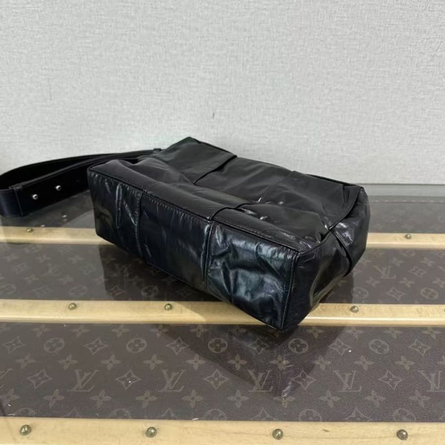 BV 黑色編織油蠟皮肩背斜背包17*15*9 98新 配件:塵袋-1