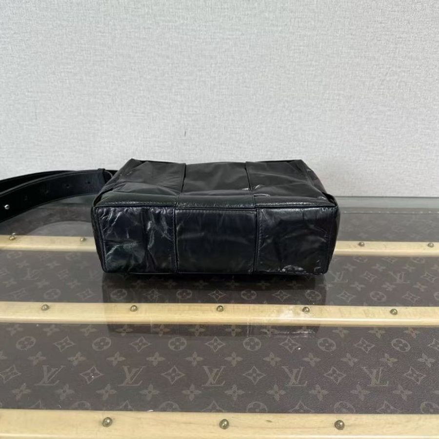 BV 黑色編織油蠟皮肩背斜背包17*15*9 98新 配件:塵袋-2