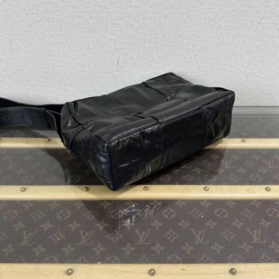 BV 黑色編織油蠟皮肩背斜背包17*15*9 98新 配件:塵袋-3