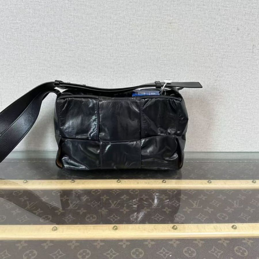 BV 黑色編織油蠟皮肩背斜背包17*15*9 98新 配件:塵袋-4