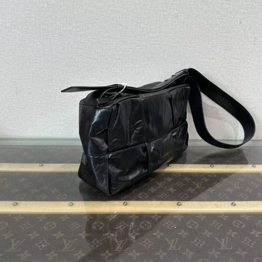 BV 黑色編織油蠟皮肩背斜背包17*15*9 98新 配件:塵袋-5