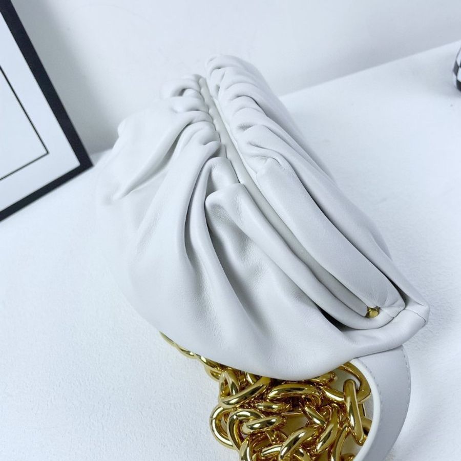 【BOTTEGA VENETA】灰白色 Calfskin 牛皮 雲朵包 Pouch 金扣款(二手) M1594-6