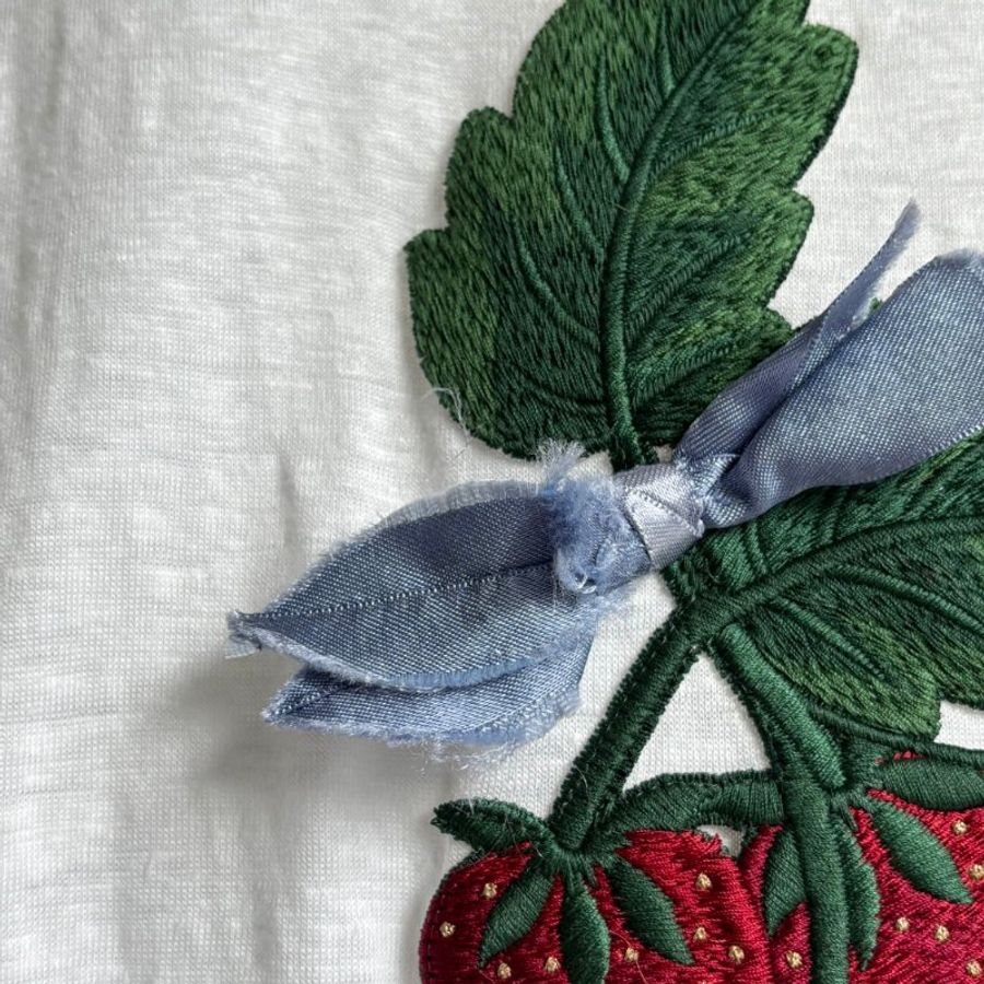 ::GUCCI:: 立體草莓圖樣刺繡 白色短袖上衣-7