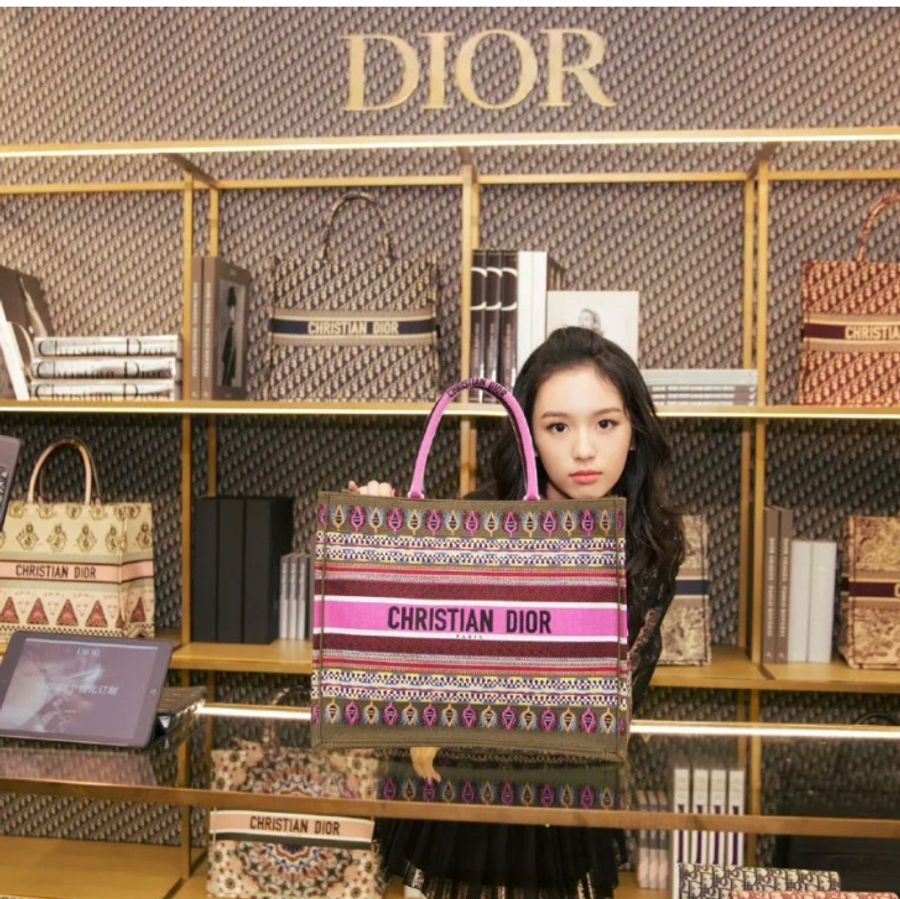Dior totebook 大號 圖騰刺繡托特包-29