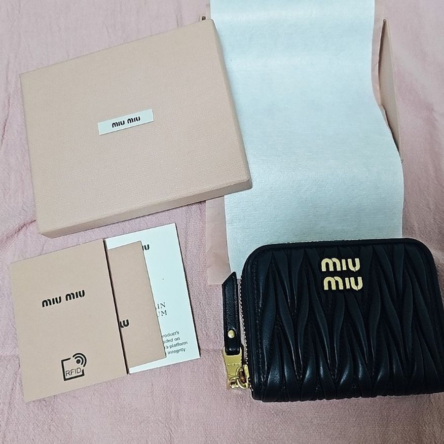 全新正品 Miu Miu Matelassé ㄇ字拉鍊小皮夾 黑色金Logo款-0