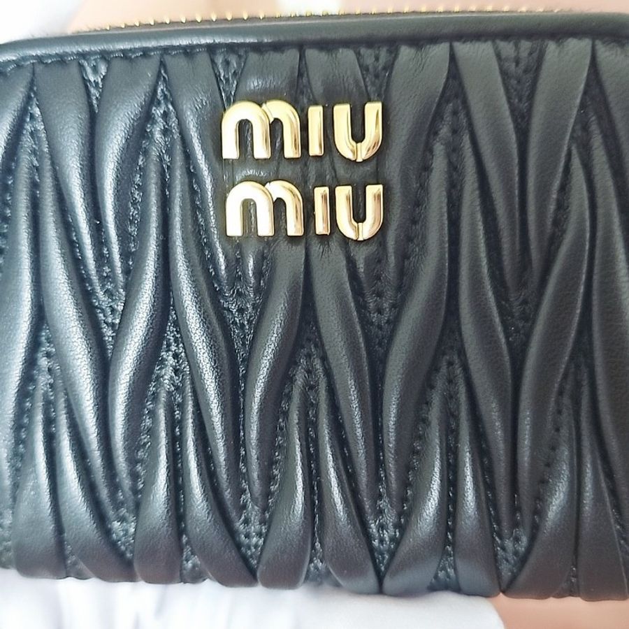 全新正品 Miu Miu Matelassé ㄇ字拉鍊小皮夾 黑色金Logo款-5