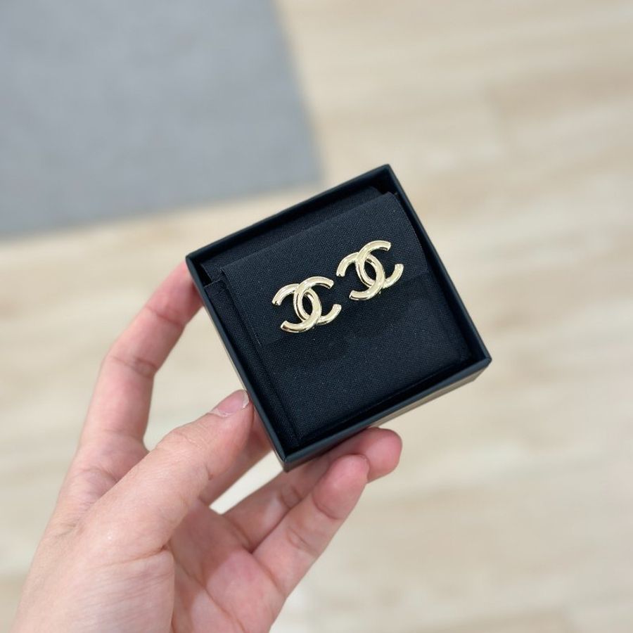 CHANEL 25P CC Logo Plain Clip Earrings 經典雙c素面淡金耳夾 ABF564-0