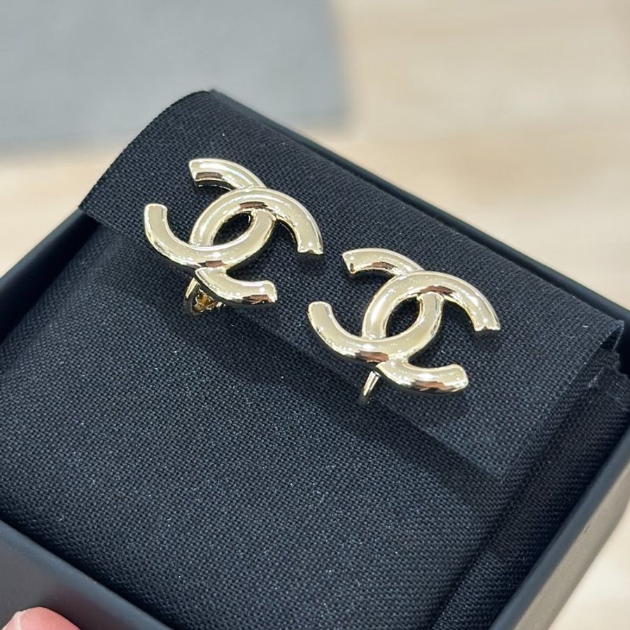 CHANEL 25P CC Logo Plain Clip Earrings 經典雙c素面淡金耳夾 ABF564-1