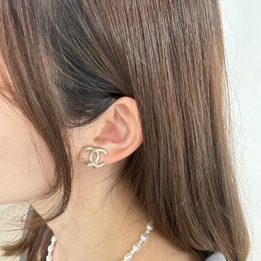 CHANEL 25P CC Logo Plain Clip Earrings 經典雙c素面淡金耳夾 ABF564-2