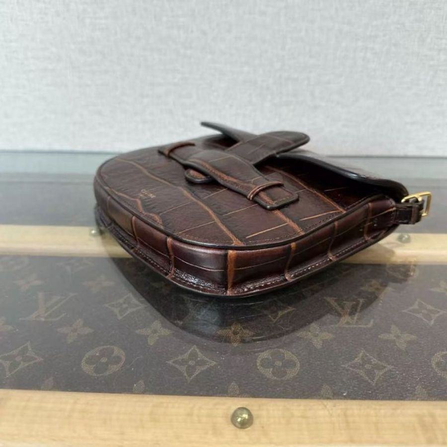 ✨CELINE 棕色金扣鱷魚壓紋斜背馬鞍包17*14*2.5  98新配件塵袋-1