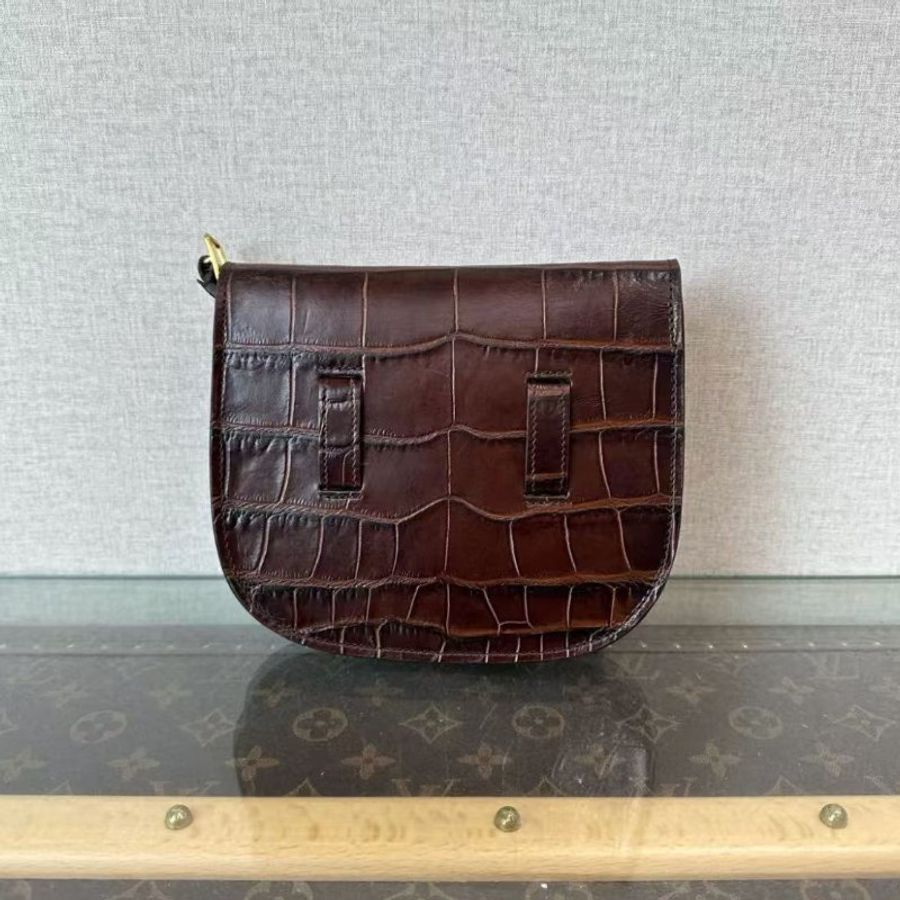 ✨CELINE 棕色金扣鱷魚壓紋斜背馬鞍包17*14*2.5  98新配件塵袋-4