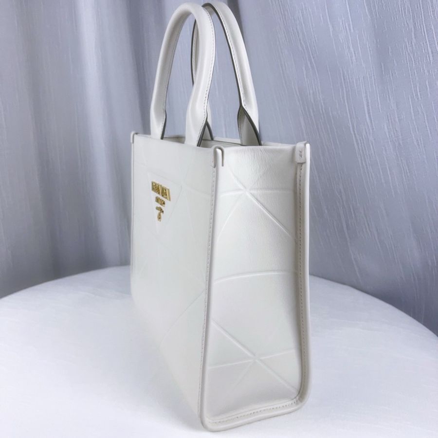 98新Prada普拉达Symbole三角棱格托特包白色中号，经典浮雕三角大logo 内格配有拉琏口袋 小巧精致-4