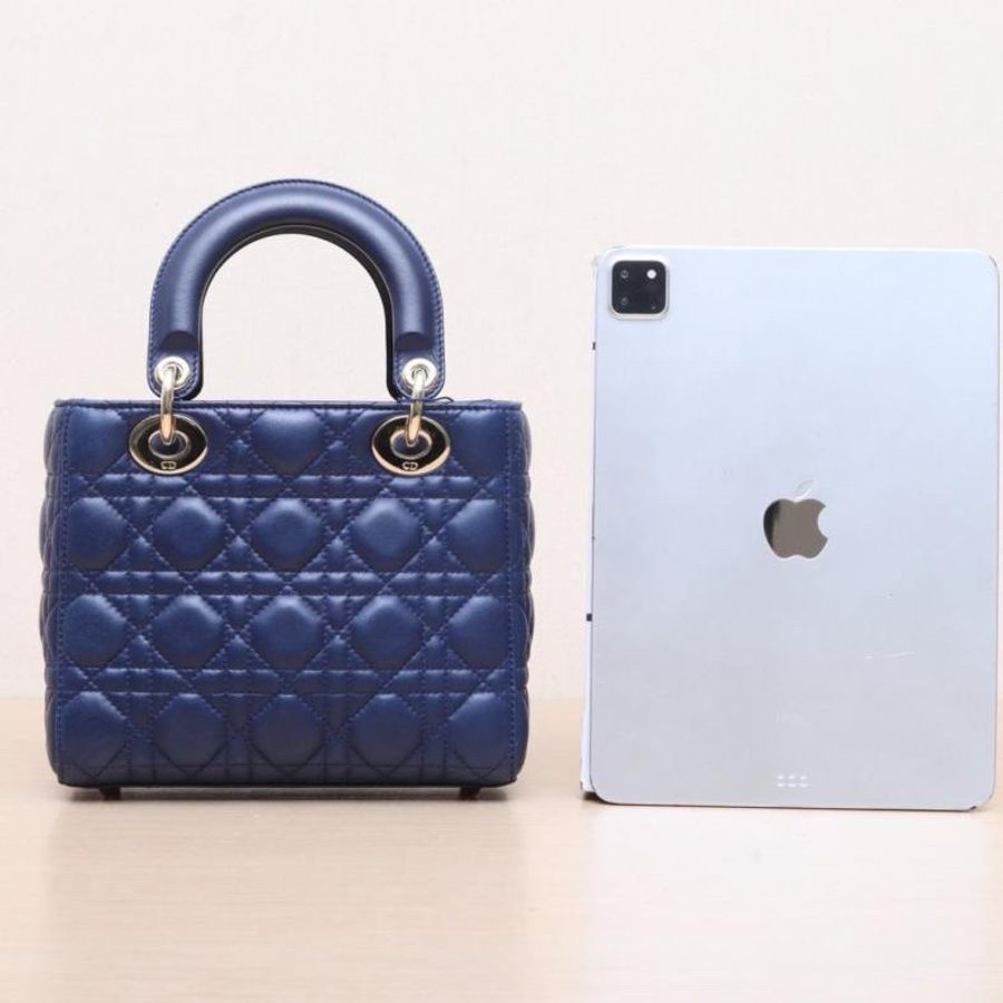 DIOR(迪奧) Lady Dior 戴妃包 四格 徽章肩帶 藍色  淺金扣 2017-2