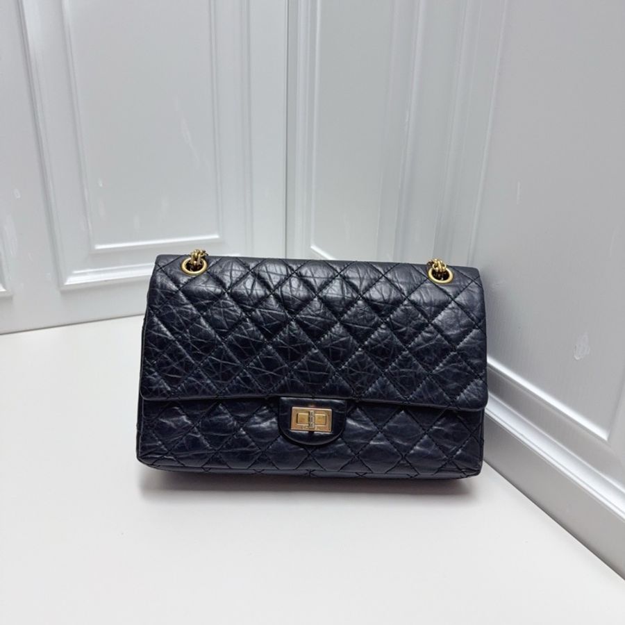 98新香奈儿2.55黑金中号链条包,经典菱格纹配金扣,包包成色很好,皮质细腻,菱格纹清晰漂亮-0