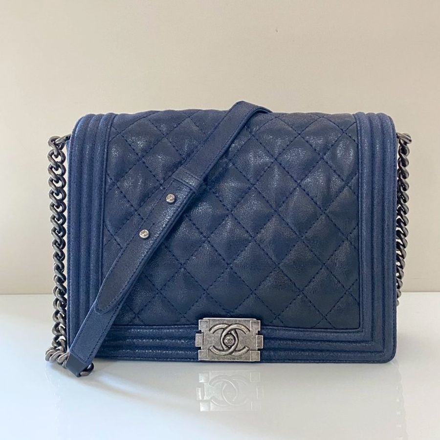 CHANEL Boy 深藍色 仿舊銀扣 亮麂皮 28cm 方型 斜背 肩背包-0