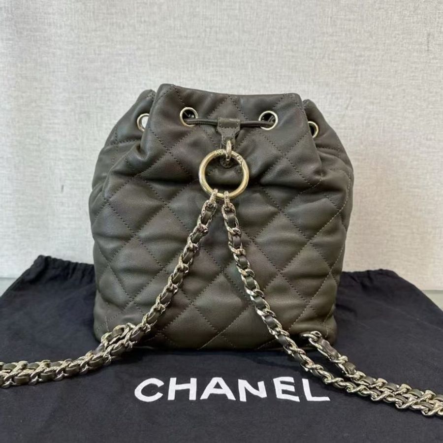 ✨CHANEL 23B墨綠色牛皮流浪雙口袋抽繩後背包 22*21*13 98新配件塵袋-4