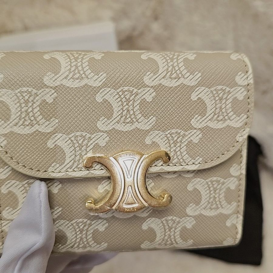 全新 CELINE Triomphe 凱旋門金釦短夾|奶茶色 米白帆布款-1