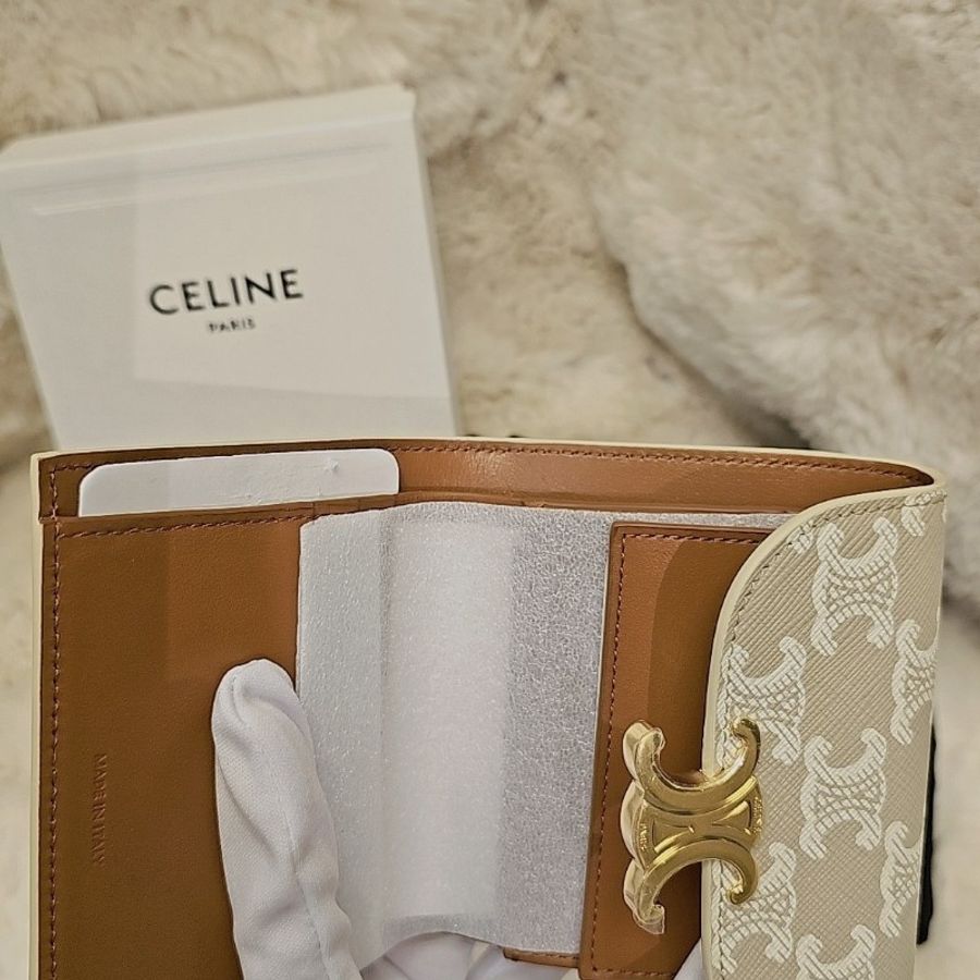 全新 CELINE Triomphe 凱旋門金釦短夾|奶茶色 米白帆布款-4