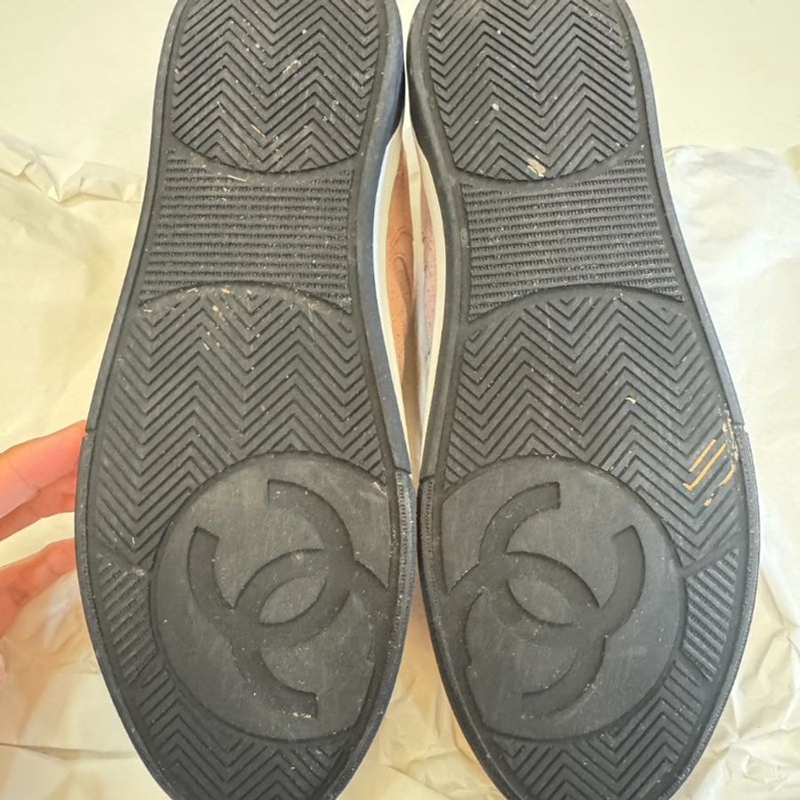 九成新 CHANEL 全皮壓紋Logo低筒休閒鞋 39碼-4