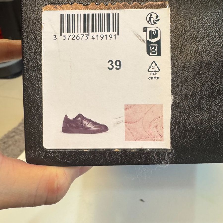 九成新 CHANEL 全皮壓紋Logo低筒休閒鞋 39碼-6