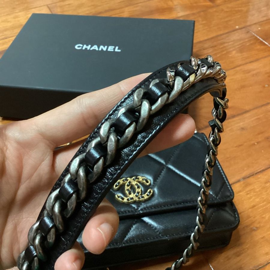 降價!!👛不一樣的woc ,不容易撞包~CHANEL 黑金19bag mini woc斜背包 #23年晶片款-19