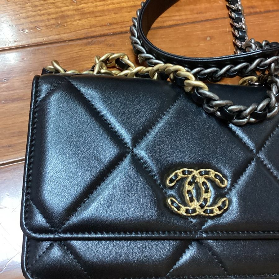 降價!!👛不一樣的woc ,不容易撞包~CHANEL 黑金19bag mini woc斜背包 #23年晶片款-21