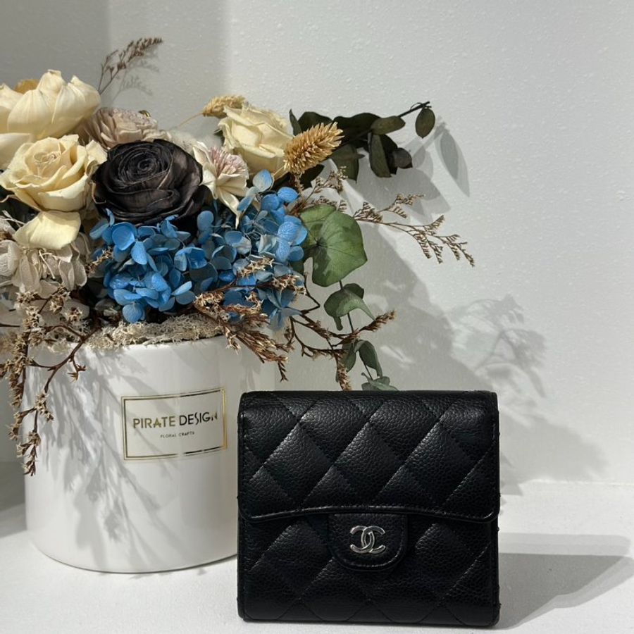 CHANEL 經典口蓋三折短夾 - 黑銀-0