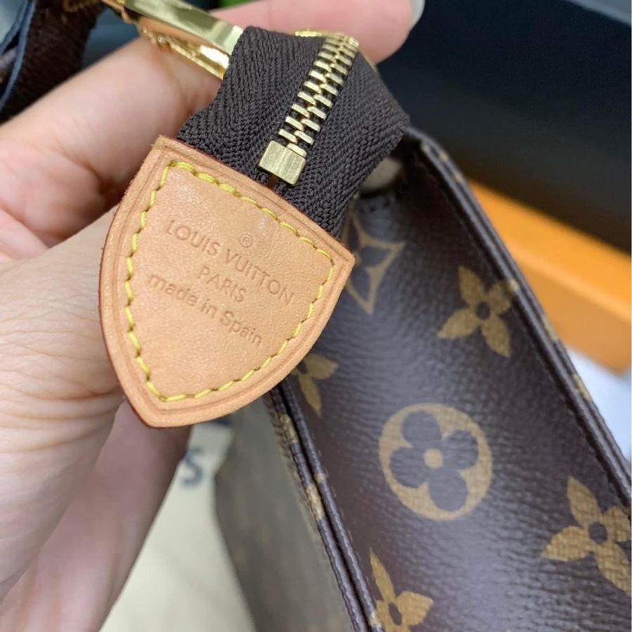 Louis Vuitton M47542 Monogram Poche Toilette 26-13