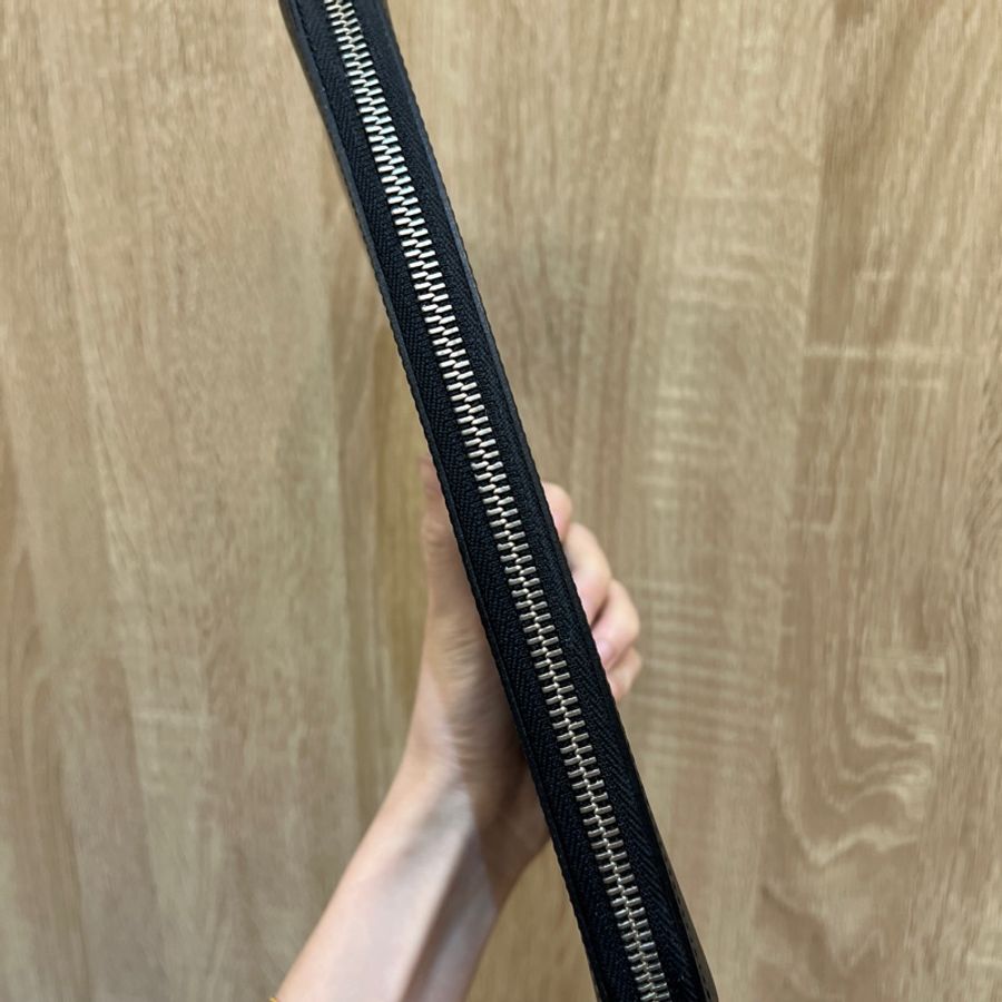 LV 黑Taiga牛皮銀釦多功能手拿包M30652-2