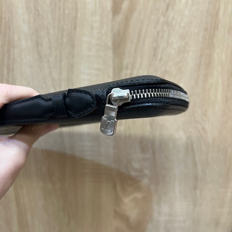 LV 黑Taiga牛皮銀釦多功能手拿包M30652-4