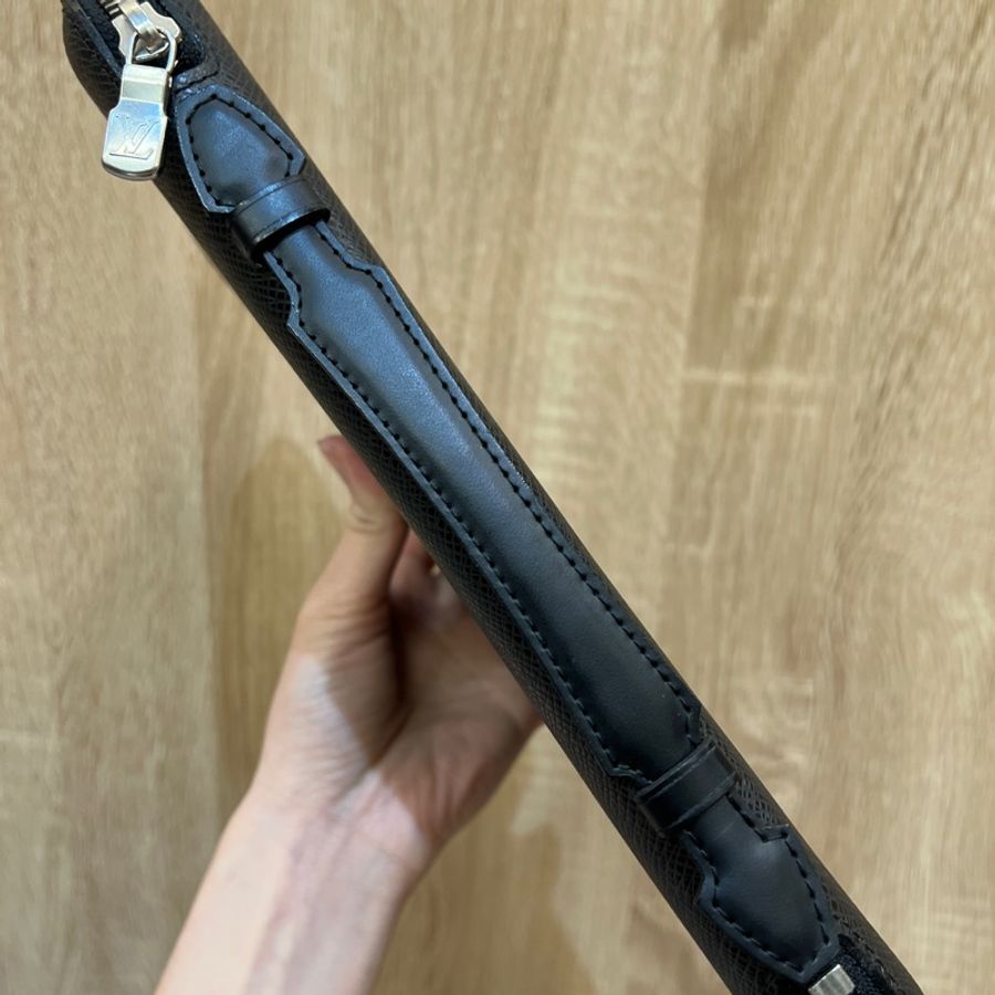 LV 黑Taiga牛皮銀釦多功能手拿包M30652-6