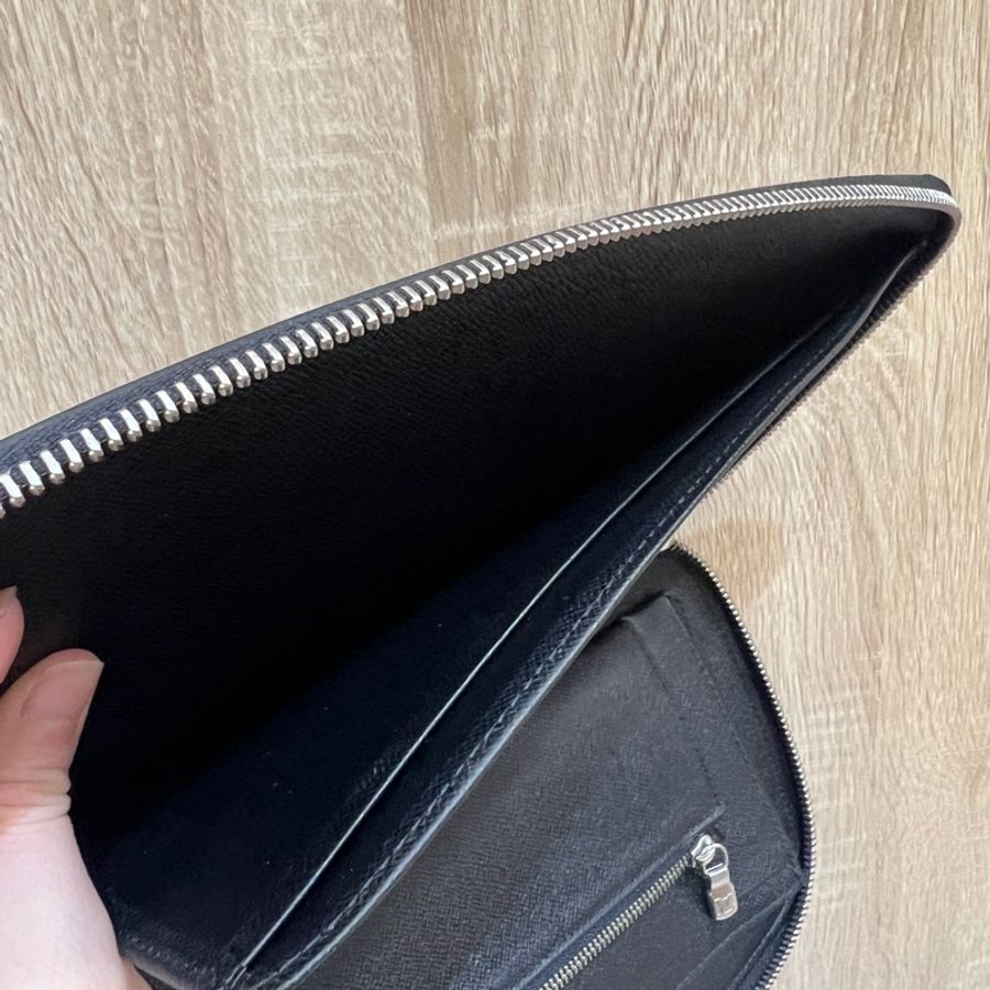 LV 黑Taiga牛皮銀釦多功能手拿包M30652-11