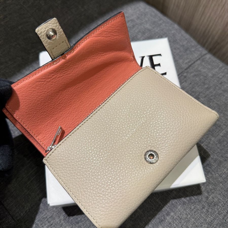 LOEWE 淺燕麥色 米色拼焦糖色牛皮三折短夾 皮夾-6