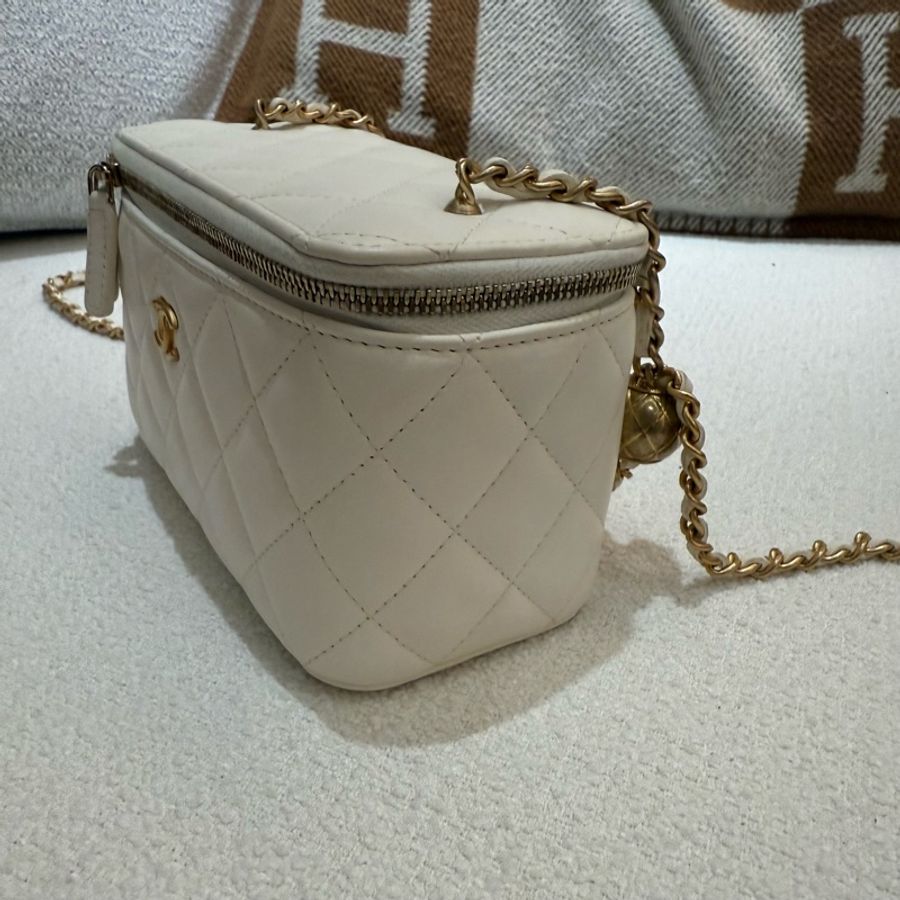 白色金球CHANEL全新香奈兒白色羊皮金球化妝箱斜背包長盒子-2