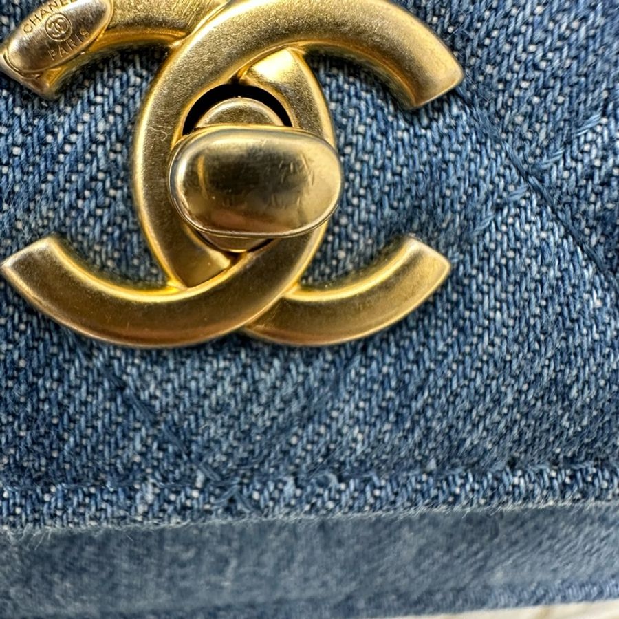 CHANEL 22C 丹寧藍色牛仔金球 晶片款 WOC 斜肩包-8