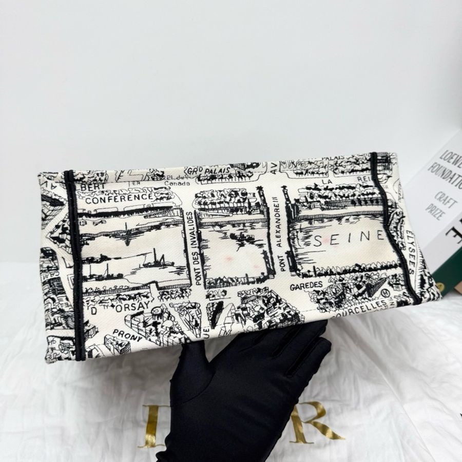 Dior/迪奧23年白色巴黎地圖book tote中號 配件有保卡塵袋 尺寸約36-8