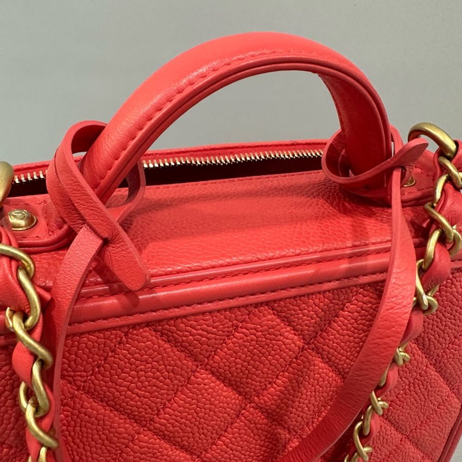 Chanel A93343 蜜桃粉荔枝皮金鏈 vanity coco 20化妝包斜背包-31