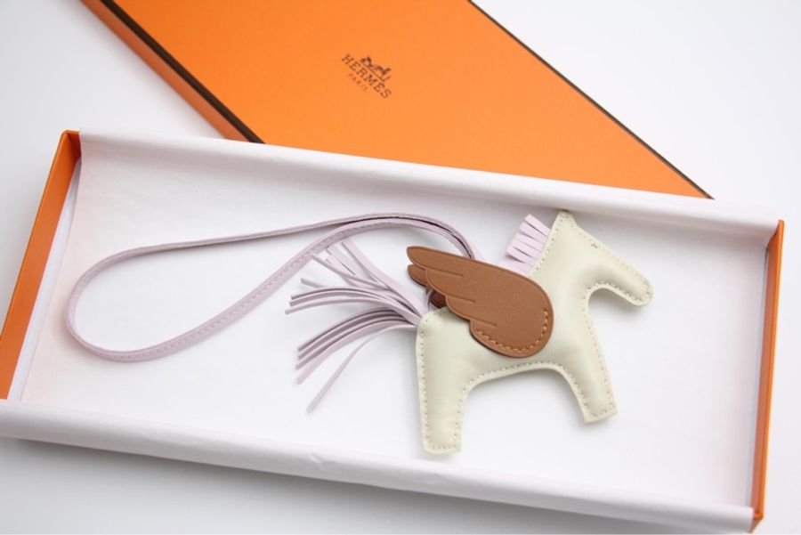 HERMÈS RODEO PM PEGASE PM BAG CHARM IN CRAIE & MAUVE PALE (CREAM & PURPLE)-4