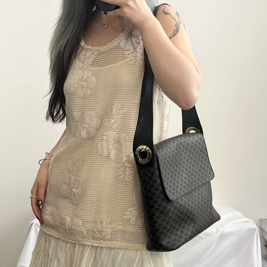 「JL精品代購」celine黑色老花大金環單肩翻蓋托特包-1