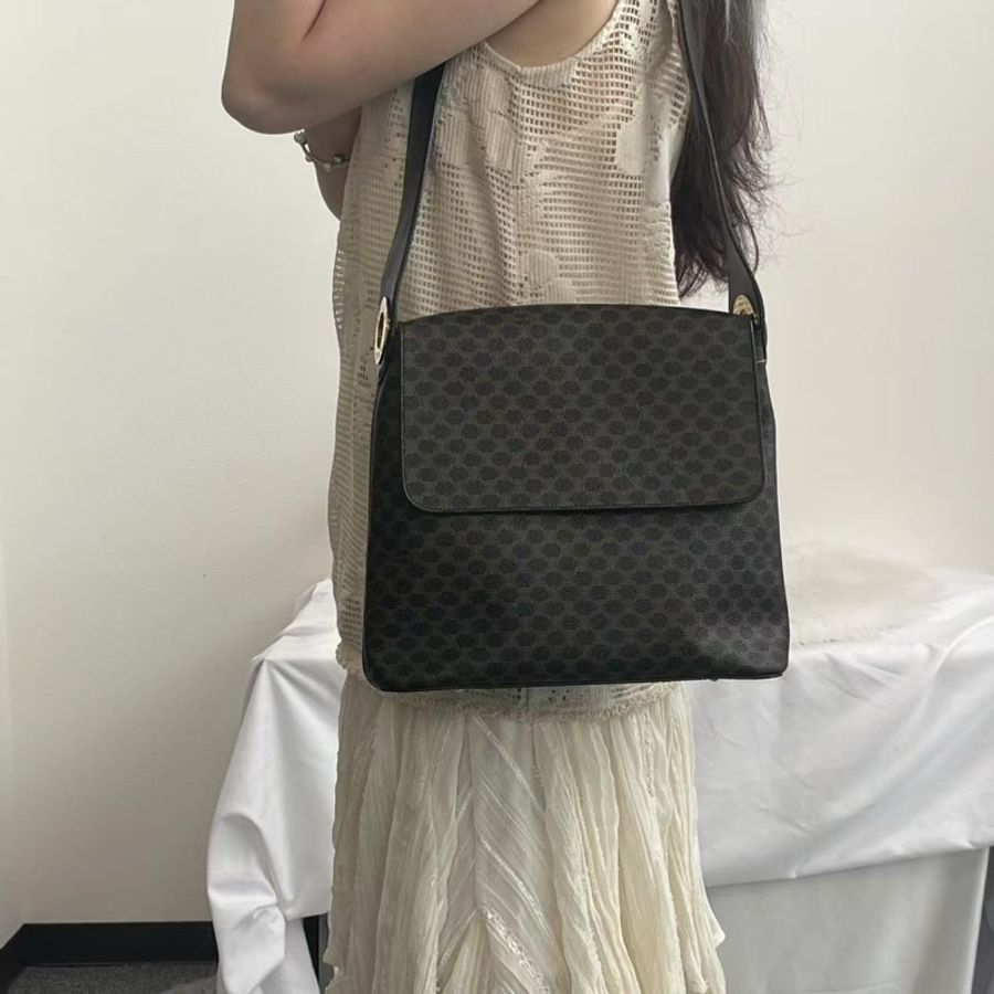 「JL精品代購」celine黑色老花大金環單肩翻蓋托特包-2