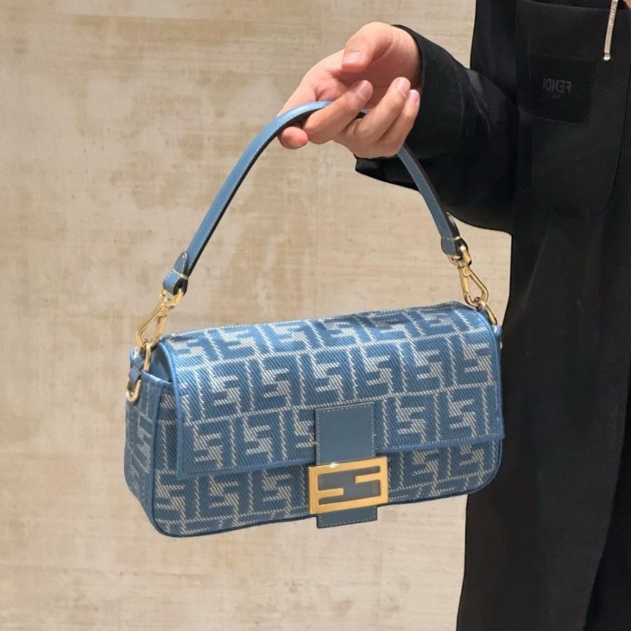 🎁夏季折扣🎁Fendi 8BR600 FF提花 Baguette 貝貴包 藍色-1