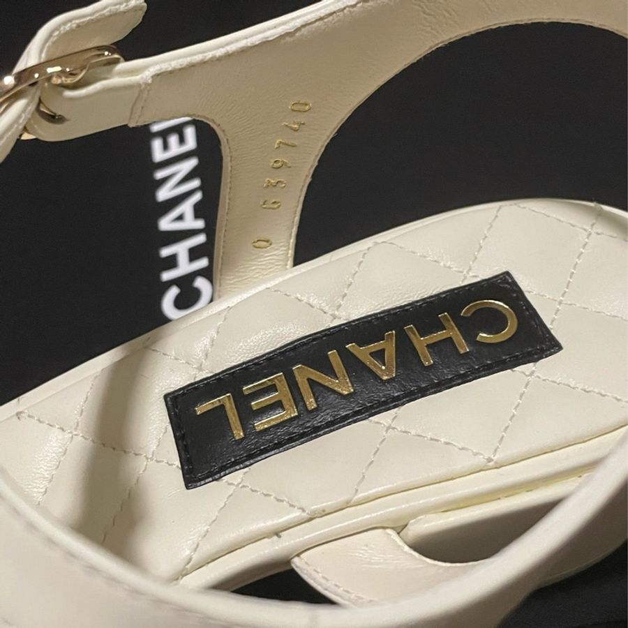 高雄漢神專櫃購入可鹹可甜的Chanel 香奈兒米白T字夾腳牛皮涼鞋-4