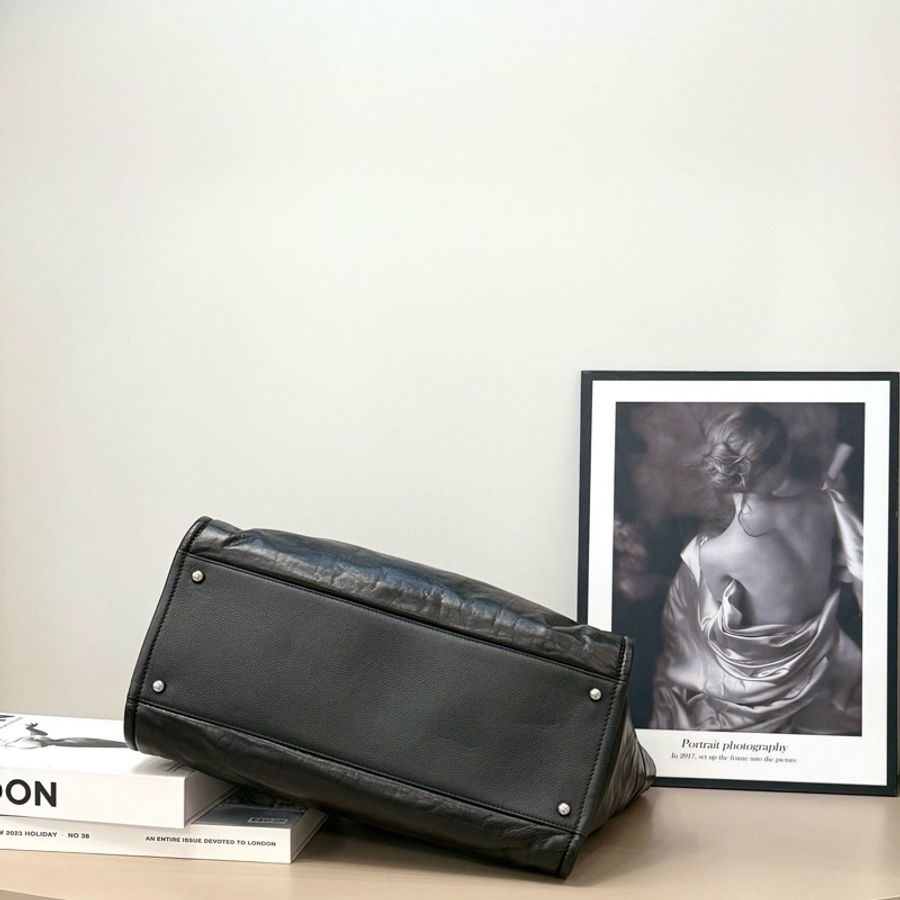 Chanel香奈兒黑銀油蠟牛皮沙灘包 尺寸約:38*27cm 鐳射22開 低調高級 背上酷酷噠 all black控女生必備-7