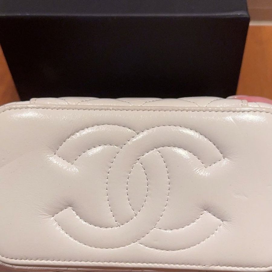 Chanel 22B 白色油蠟牛皮金釦雙層化妝箱 可手提/肩背/斜背-1