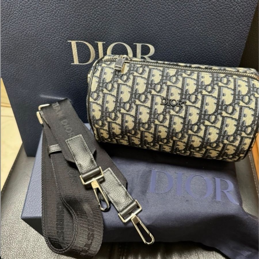 Dior ROLLER 系列OBLIQUE緹花布小牛皮斜背圓筒包-0