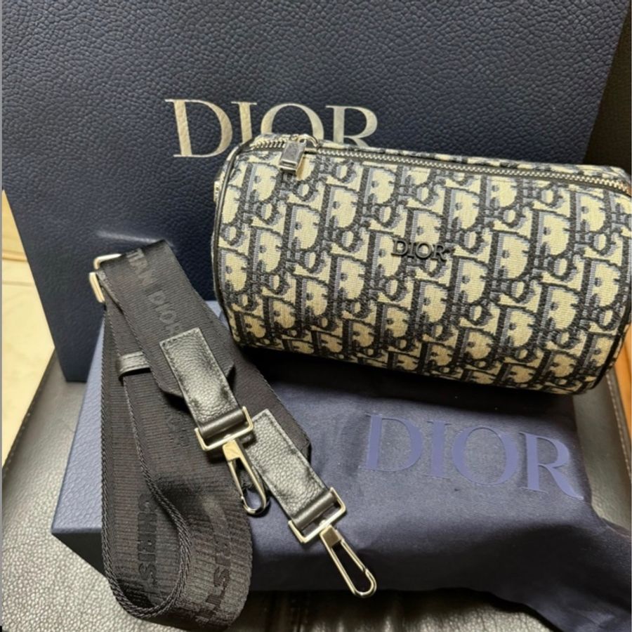 Dior ROLLER 系列OBLIQUE緹花布小牛皮斜背圓筒包-1