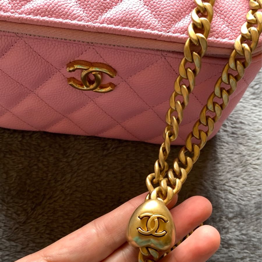 CHANEL 粉紅愛心金球化妝包-1